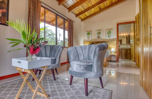 Lazy parrots' luxury apartments #3: pool✓ beach path ✓AC ✓