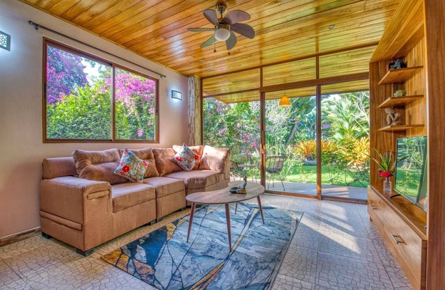 lazy parrots' luxury apartment#1: ✔pool ✔beach path✔AC