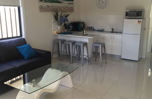 LAZY DAYZ SHELLHARBOUR is less than 5 mins walk to 2 beaches and Little Lake