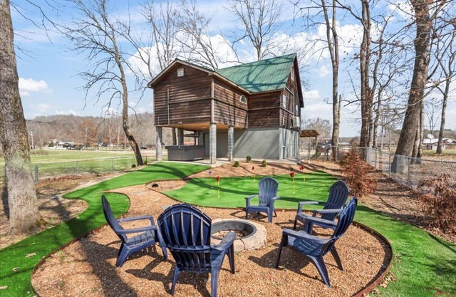 Lazy River Lodge -sleeps 7, hot tub, putting green, and shared boat slip