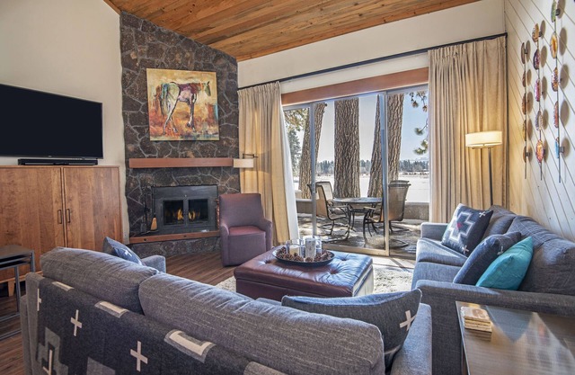 LC025-26 | Modern split level two-bedroom condo with views of Cascade Range.