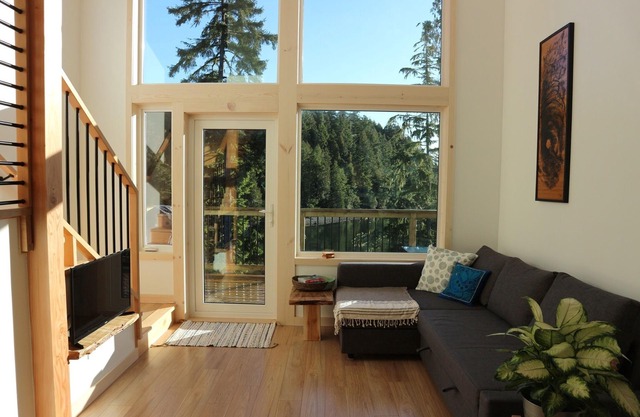 LE CHALET WATERFRONT RETREAT - Great view & location!