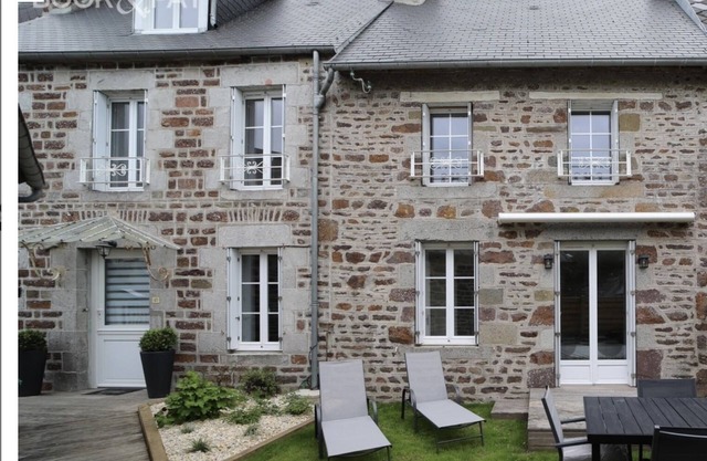 Le Cozy Maupas. Peaceful Normand stone house with a garden.