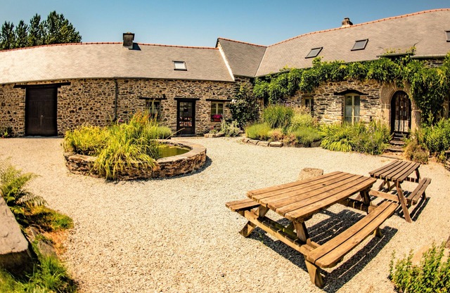 Le Neflier Charming 17th C Cottage near Lac du Guerledan. Shared Pool, 1 bedroom