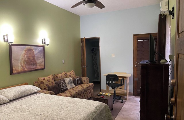 Le Quad's Studio ~ Private, Secured & Elegant