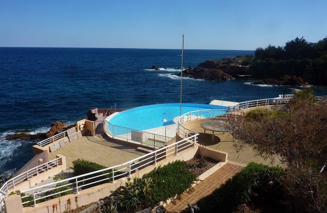 Le Trayas apartment in waterfront residence, sea view,
