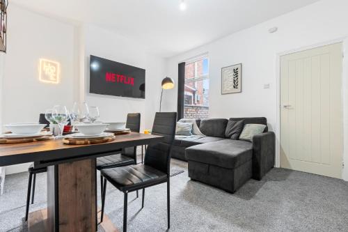 Leicester Central 4BR Home - Garden - Sleeps 10