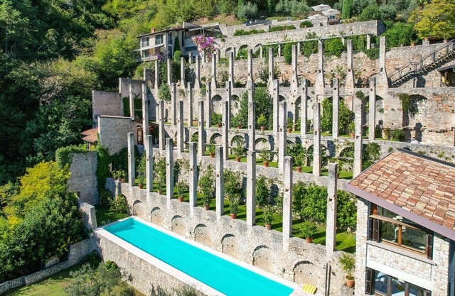 Lemon Garden Retreat - Exclusive Resort in Lemon Grove with pool for 18 people