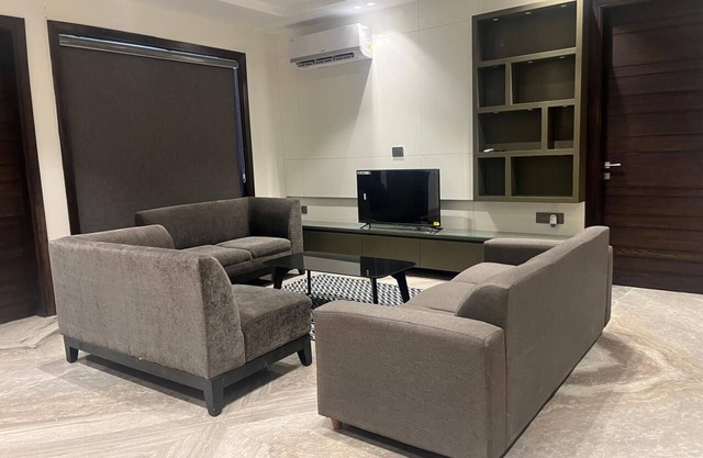 Leo Urban stäyz® Premium 3BR in Delhi with AC, WiFi