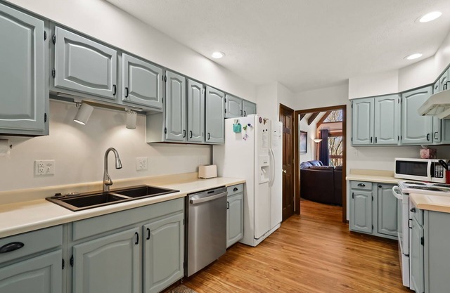 Leprechaun Crossing Close to Tubing, HOT TUB