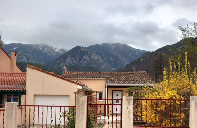 "les coteaux" luminous gite facing the Canigou. Pets allowed