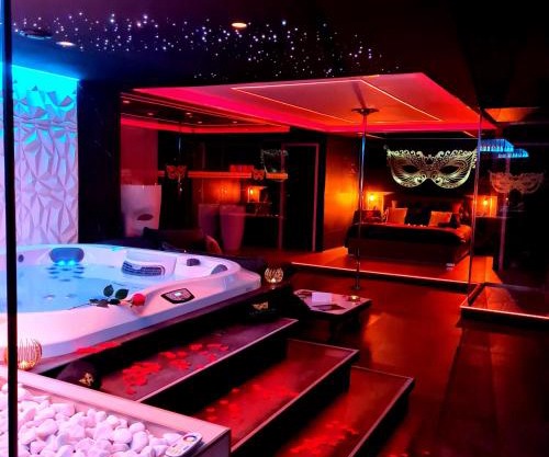 LES SECRETS ROOMS, LOVE ROOM DE LUXE AVEC JACUZZI