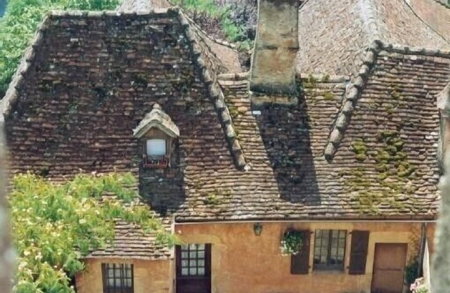 Les Tuiles, at the foot of the château overlooking the Dordogne valley