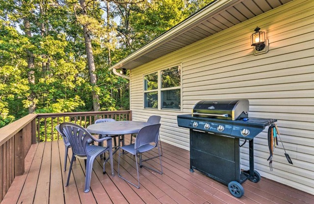 Less Than 2 Mi to Lake Coronado Apt with Grill!