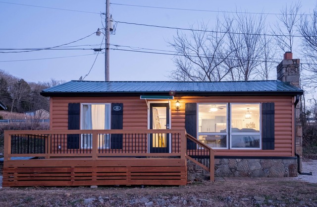 Level lakefront cabin with private covered dock. Close to Old Kinderhook.