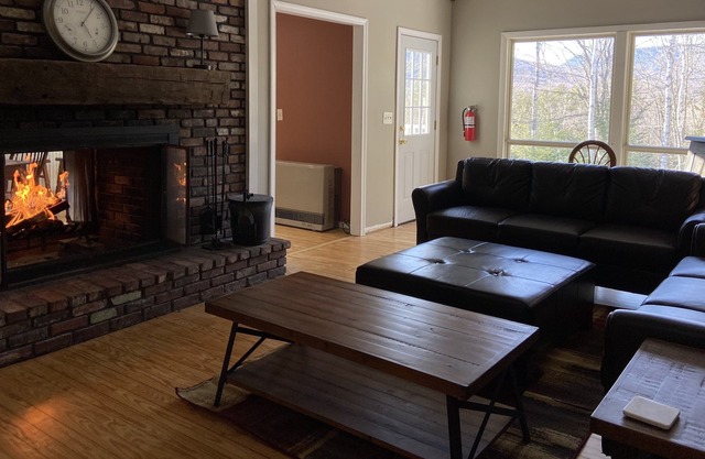 Lg mountain retreat for friends & family to relax and enjoy nature sleeps 16