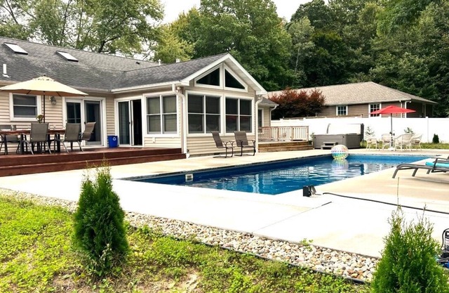 Lg Private Pool w Huge Patio, Hot tub, Firepit, 2 min to Downtown, Beach & more.