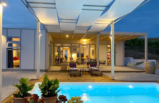 Lichtdurchflutete Villa mit Pool, Traumhafter Blick zum Meer