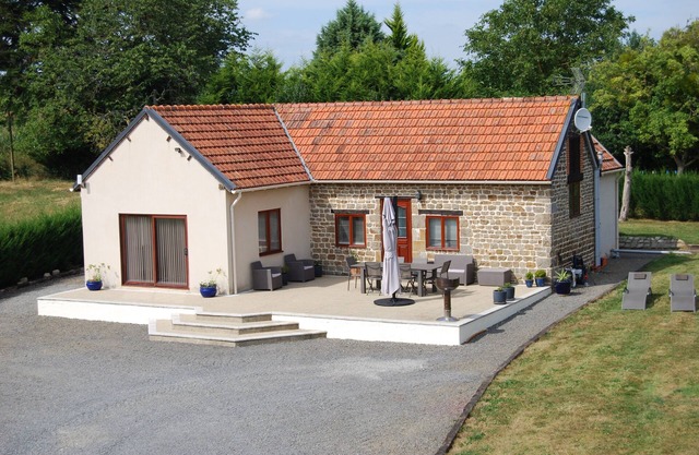 Light and airy bungalow with large terrace & heated outdoor pool