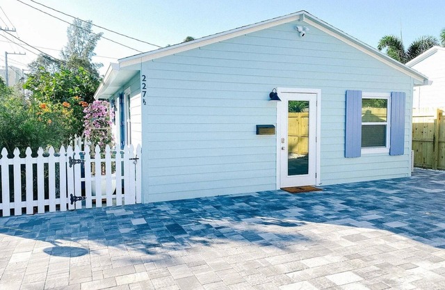 Light and Bright 1 Bed 1 Bath Cottage in Downtown Delray Beach