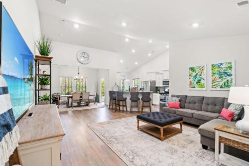 Light and Bright 3BR with Backyard on Golf Course