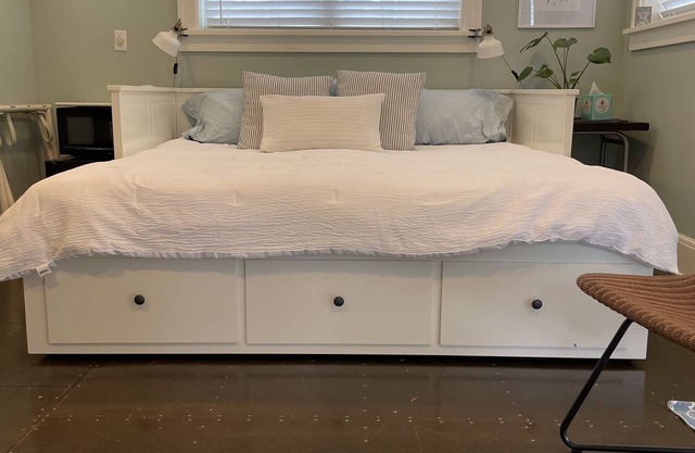 Light and bright, University District Studio Apartment.fantastic location!