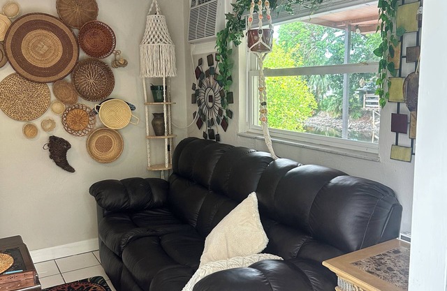 Lil Boho Chic, A Charming 1-bedroom apartment in Naples.