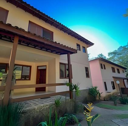 Linda casa com varanda gourmet em condomínio