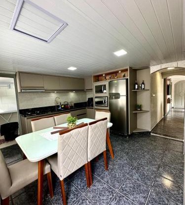 Linda e Ampla Casa Inteira Próxima ao Centro de Criciúma