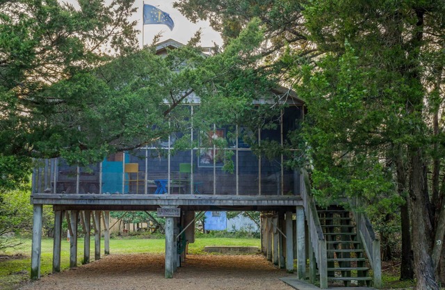 Lindley: Near restaurants, spacious screened porch, rooftop deck.