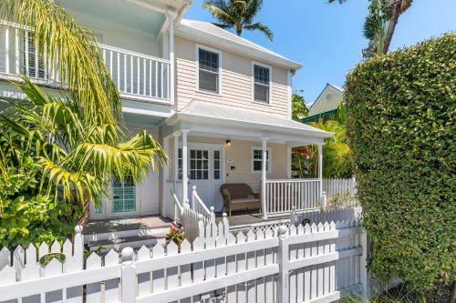 Linger Longer by AvantStay Key West Walkable Gated Community Shared Pool Week Long Stays Only
