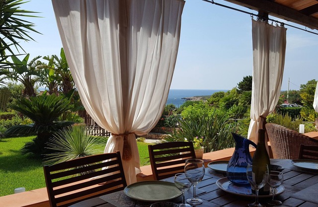 Lisca Blu villa 6+2 pp, seaside, A/C, Wifi, free parking and 2 bathrooms. Dogs allowed