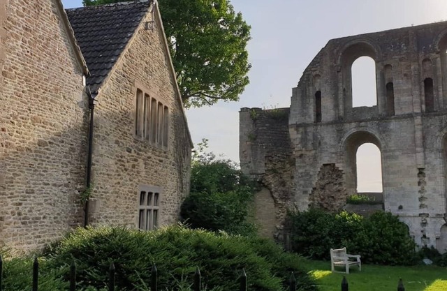 Listed Building Cottage next to Abbey Grounds