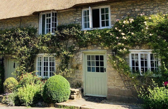 LITTLE BURWELL, pet friendly, character holiday cottage in Puncknowle