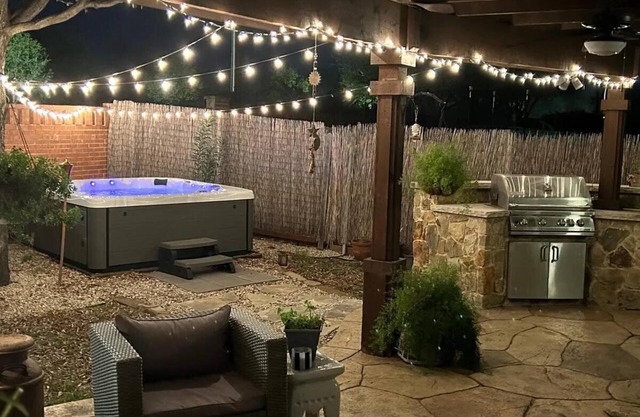 Little Elm LUX - Hot Tub, Arcade, Cinema, Minions & more-Minutes to Lake and PGA
