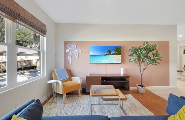 Little Palm Bungalow close to downtown and the beach