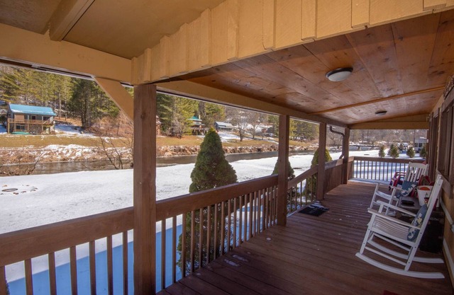 Little Red on the New River + Covered Porch + Fire Pit + Riverfront
