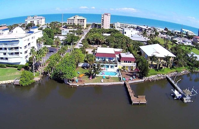 Live like in Paradise directly on the Banana River with Pool 150m to the Beach