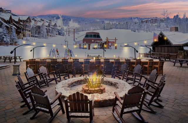 ! LIVE UR BEST LIFE @ RITZ LUXURY 1BR w/VIEWS, 2 DECKS/2 FIREPLACES-SKI IN/OUT!