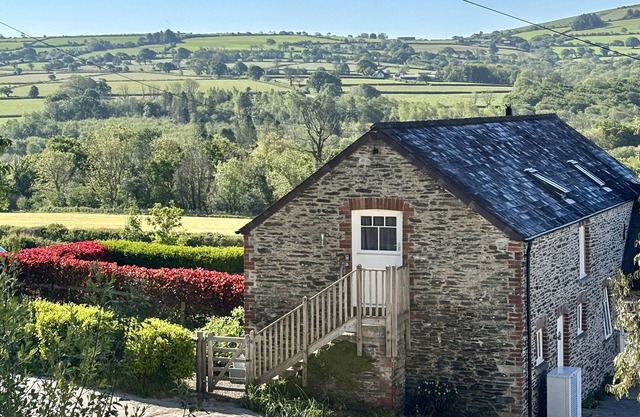 LLOFT GWAIR - HAYLOFT, pet friendly, with a garden in Crymych