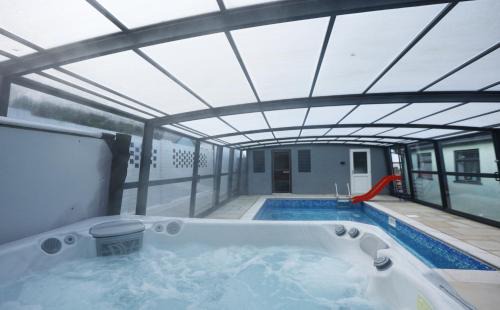 Llwyn Pia by N And N Stays Ltd, with Private Pool, Sauna and hot tub, perfect for relocation, workers or Your Ideal Getaway