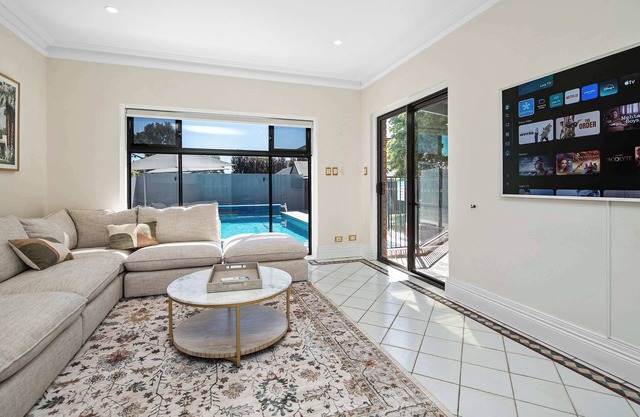 LM Manor - Pool, Sleeps 12