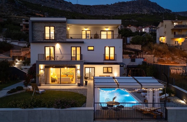 Located 8km from Split, offers 5 bedrooms, 5 bathrooms, Playroom with PS5, private pool, stylish living area, 6km from nearest beach, capacity of 10 people