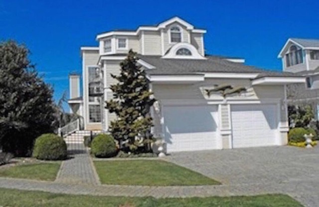 Located in Avalon's upscale finger lagoons with panoramic horizon views in every direction