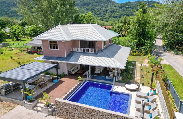 Located in La Digue, this villa with private pool is ideal for a family.