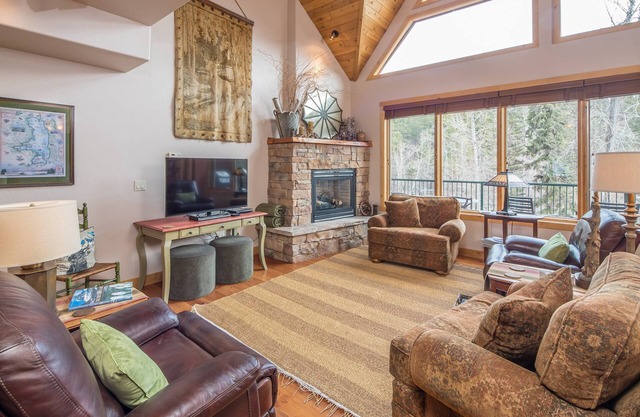 Located on the banks of the Swan River in Downtown Bigfork w/central AC - Chickadee Chalet