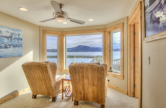 Located on the Netarts Bay walking distance to the boat launch and the schooner
