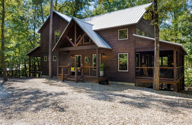 LOCATION! Rustic/Modern Retreat~Huge Trees~Covered Deck~Hot Tub~Fire Pit~Arcade