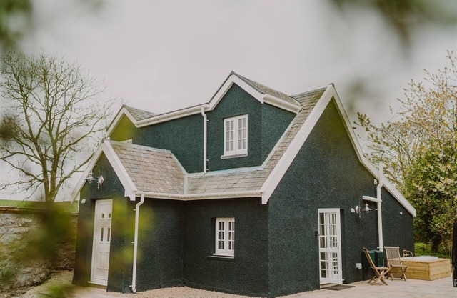 Lochside Glamour: Harriet's Lodestar Lodge with Private Dock on Seaside Estate