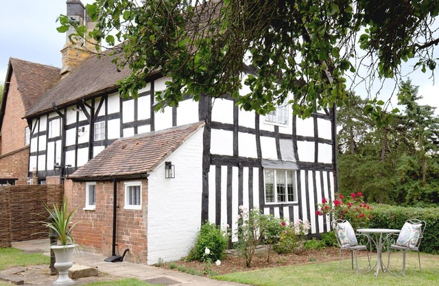 Locke's Cottage - sleeps 2 guests in 1 bedroom